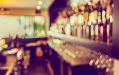 Arka plan kullanımı için koyu barın içindeki bulanık tahta tablonun klasik ton görüntüsü.