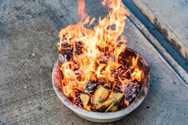 Çin Yeni Yıl etkinliğinde sahte altın yakmak... bu paranın cennete gönderilebileceği inancıdır..