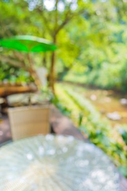 Arka plan kullanımı için Bokeh ile gündüz vakti kahve dükkanının bulanık görüntüsü .