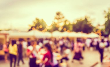 Gündüz festivalinde arka plan kullanımı için yiyecek tezgahının soyut bulanık görüntüsü. (Klasik ton))