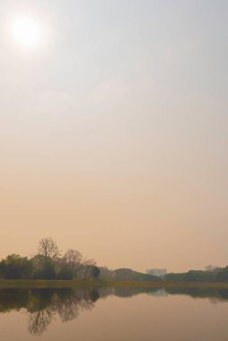 Kirlilik sisli göl görüntüsü, Chiang Mai Tayland. Kötü havadaki Başbakan 2.5 mikron çiftçinin kuru yaprak yakmasından geliyor..
