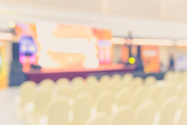 Arka plan kullanımı için salondaki koltuk ve sahnenin klasik ton bulanık görüntüsü.