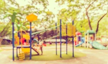 Arka plan kullanımı için Bokeh ile bahçedeki açık hava oyun alanının soyut bulanık görüntüsü. (Klasik ton))