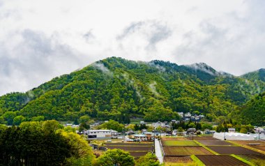 Japonya 'nın otsuki, Yamanashi bölgesindeki Japonya' nın tarım alanı yakınlarındaki modern ev görüntüsü.