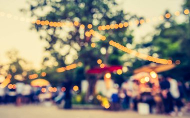 Arka plan kullanımı için Bokeh ile bahçede gündüz festivalinin soyut bulanık görüntüsü. (Klasik ton))