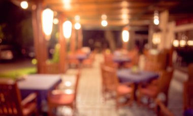 Arka plan kullanımı için gece vakti bulanık restoran görüntüsü. (Klasik ton))