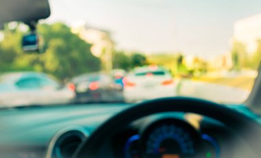 Arka plan kullanımı için Bokeh 'le gündüz vakti içerideki arabanın bulanık görüntüsü. (Klasik ton))