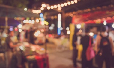 Caddedeki gece festivalinin bulanık görüntüsü Bokeh ile bulanık arkaplan. (Klasik ton))