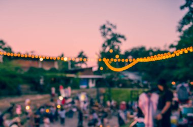 Arka plan kullanımı için Bokeh ile bahçede gündüz festivalinin soyut bulanık görüntüsü. (Klasik ton))