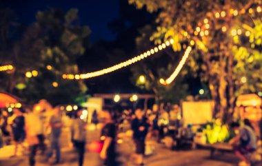 Arka plan kullanımı için Bokeh ile bahçede gece festivalinin klasik ton bulanık görüntüsü .