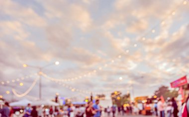 Fon kullanımı için Bokeh ile sokak festivalindeki Food Stall 'un klasik ton bulanık görüntüsü .