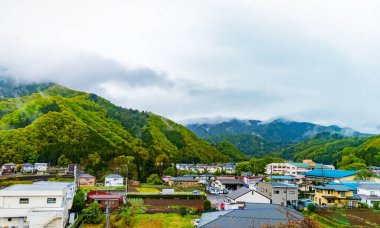 Japonya 'nın otsuki, Yamanashi bölgesindeki Japonya' nın tarım alanı yakınlarındaki modern ev görüntüsü.