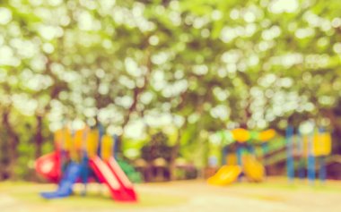 Arka plan kullanımı için Bokeh ile bahçedeki açık hava oyun alanının soyut bulanık görüntüsü. (Klasik ton))