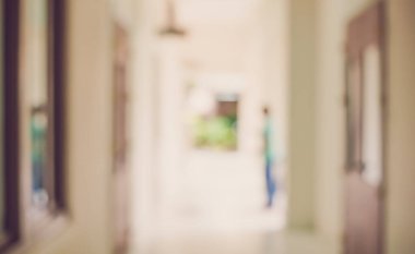 Arka plan kullanımı için Bokeh ile uzun koridordaki insanların soyut bulanık görüntüsü. (Klasik ton))