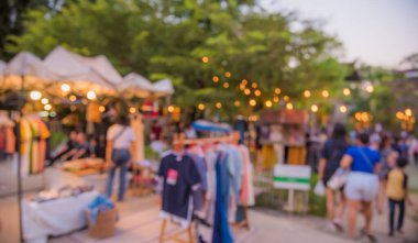 Arka plan kullanımı için Bokeh ile bahçede gündüz festivalinin soyut bulanık görüntüsü. (Klasik ton))