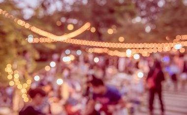 Arka plan kullanımı için Bokeh ile bahçede gece festivalinin klasik ton bulanık görüntüsü .