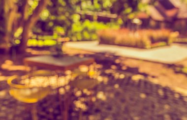 Soyut bulanık açık hava kahve kulübesinin gündüz vakti arka plan kullanımı için görüntüsü. (Klasik ton))