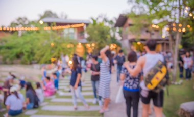 Arka plan kullanımı için Bokeh ile bahçede gündüz festivalinin soyut bulanık görüntüsü .