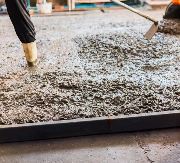 Immagine Del Lavoratore Che Versa Calcestruzzo Sul Terreno Nell Area — Foto Stock