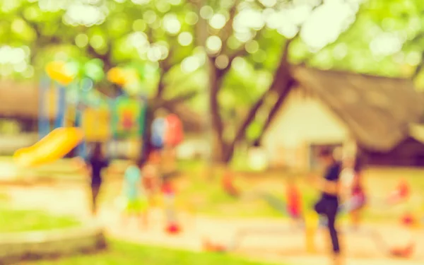 背景使用のためのボケと庭の屋外遊び場のアブストラクトブラーイメージ ヴィンテージトーン — ストック写真