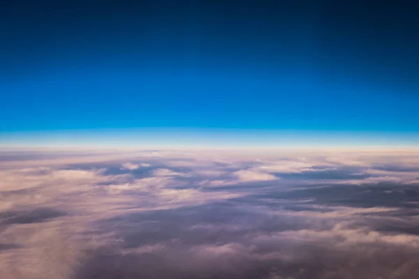 Blick Aus Dem Flugzeugfenster Auf Himmel Und Horizont Zur Abendzeit — Stockfoto