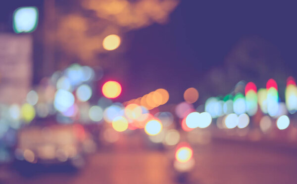 Винтажный тон абстрактное размытое изображение улицы ночью боке для использования в фоновом режиме .