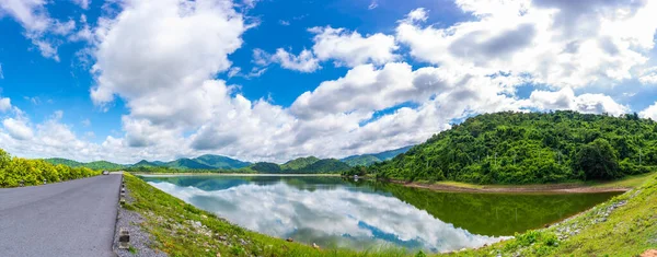 Imagen Panorámica Huai Prue Reservoir Con Montaña Durante Día Situado — Foto de Stock