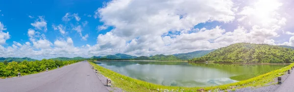 Imagen Panorámica Huai Prue Reservoir Con Montaña Durante Día Situado —  Fotos de Stock