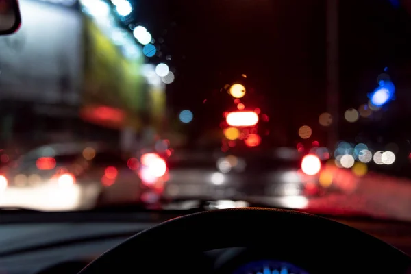 Beeld Van Mensen Rijden Auto Nachts Met Regendruppel Glas Voor — Stockfoto