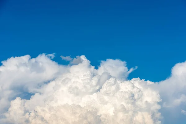 Gambar Langit Biru Dan Awan Putih Pada Hari Waktu Untuk — Stok Foto