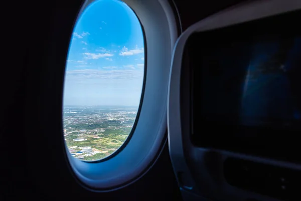 Imagen Vista Desde Ventana Del Plano Para Ver Ciudad Cielo — Foto de Stock