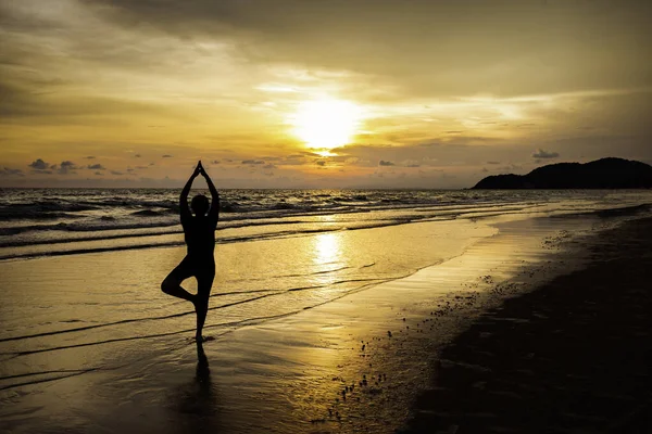 Silhouette Une Femme Faisant Exercice Yoga Debout Près Plage Coucher — Photo