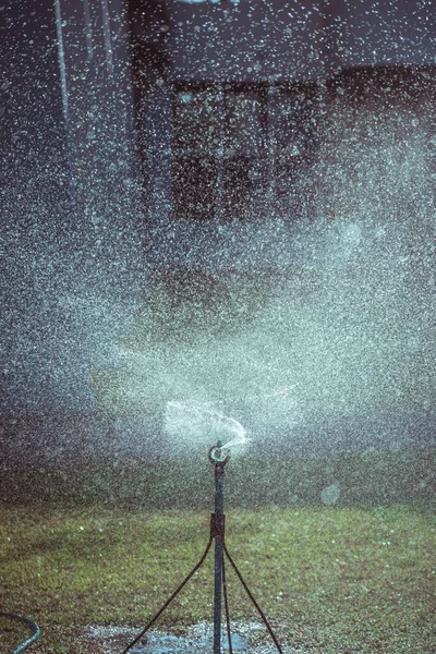 Verticaal Beeld Van Het Sprinklersysteem Van Het Gazon Met Fijne — Stockfoto