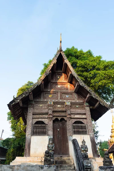 ワット ウボスト チェンマイ タイのメイ ヒアに位置する都市のランドマークとして知られている木材から作られた古い寺院 — ストック写真