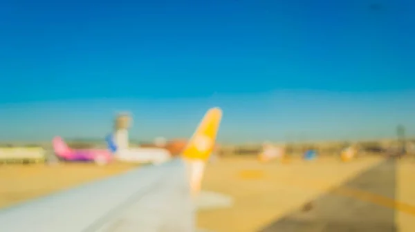 Arka Plan Kullanımı Için Pist Havaalanını Görmek Için Uçağın Bulanık — Stok fotoğraf