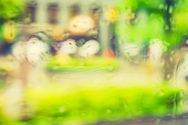 Imagem Gotas Chuva Borrão Vidro Corredor Jardim Com Bokeh Para — Fotografia de Stock