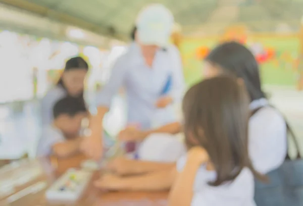 Immagine Sfocatura Bambino Mamma Disegno Pittura Sul Tavolo Luminosa Sala — Foto Stock