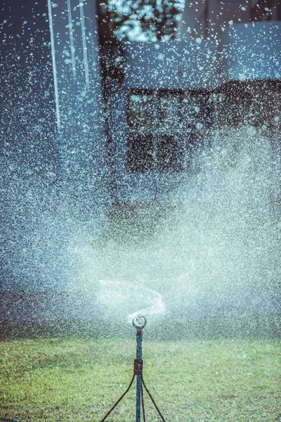 Vertikales Bild Der Rasensprengung Mit Feinen Wassertröpfchen Werden Aus Der — Stockfoto