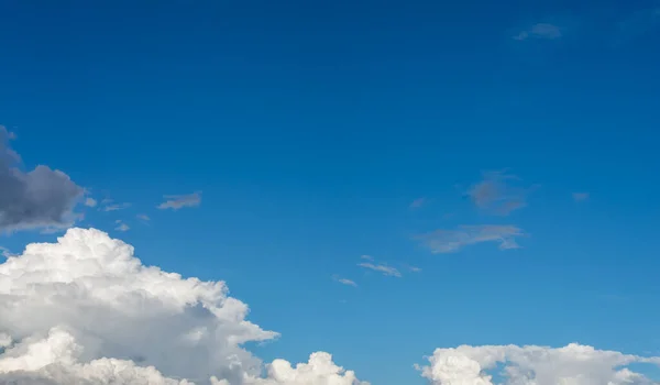 Gambar Langit Biru Dengan Awan Putih Pada Hari Waktu Untuk — Stok Foto