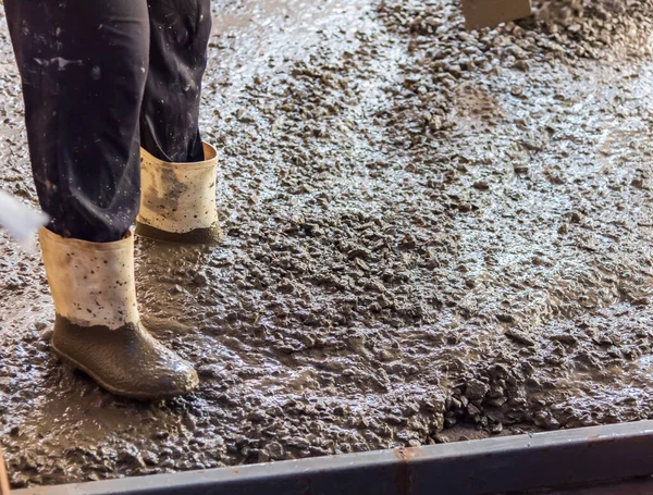 Immagine Del Lavoratore Che Versa Calcestruzzo Sul Terreno Nell Area — Foto Stock