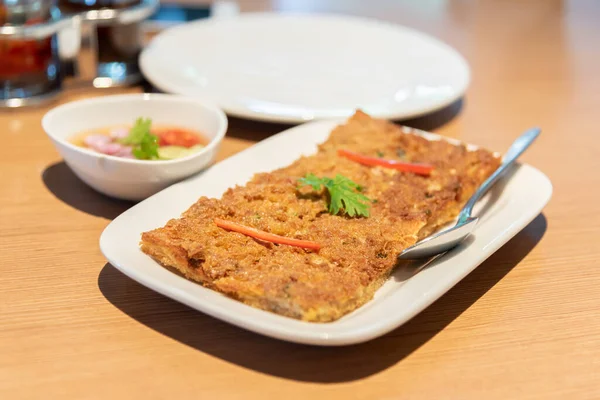 Ταϊλανδέζικο Στυλ Τηγανητό Ψωμί Μοσχαρίσιο Κιμά Λευκό Πιάτο — Φωτογραφία Αρχείου
