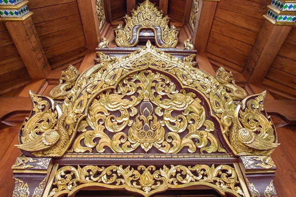 ワット ポーン寺院の寺院のドアの金の木製プレートアート Chinag Mai Thailand — ストック写真