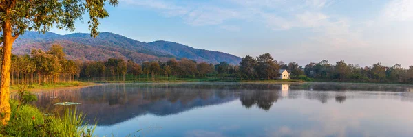 Imagem Panorâmica Lago Montanha Horário Manhã Com Nevoeiro Superfície Água — Fotografia de Stock