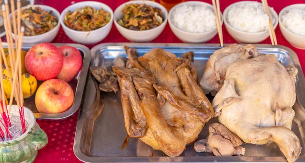 Ruoka Pöydällä Jumalille Palvoen Kiinalaisia Uskomuksia Jotka Koostuvat Kanasta Ankasta — kuvapankkivalokuva
