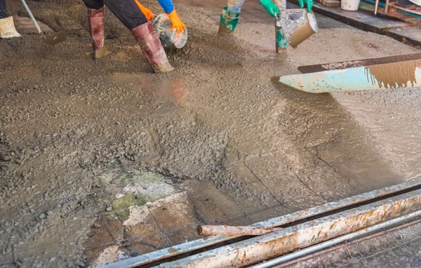 Bild Eines Arbeiters Der Baugebiet Beton Auf Den Boden Gießt — Stockfoto