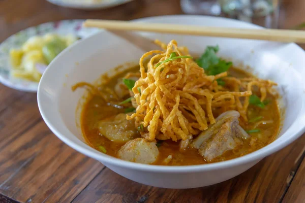 咖哩面条汤 Khao Soi 与泰式香料的图像 泰国北部风格的烹调 — 图库照片