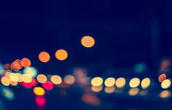 Винтажный тон абстрактное размытое изображение улицы ночью боке для использования в фоновом режиме .