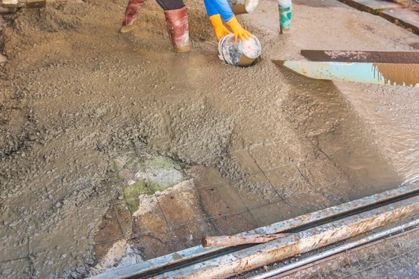 Gambar Pekerja Menuangkan Beton Tanah Daerah Konstruksi — Stok Foto