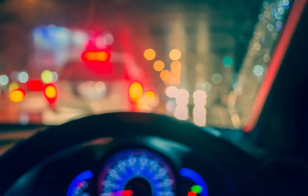 Vintage Toon Wazig Beeld Van Mensen Rijden Auto Nachts Voor — Stockfoto