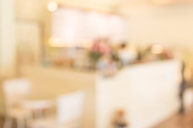 Kafe tezgahının arka planı Bokeh imajıyla bulanık.